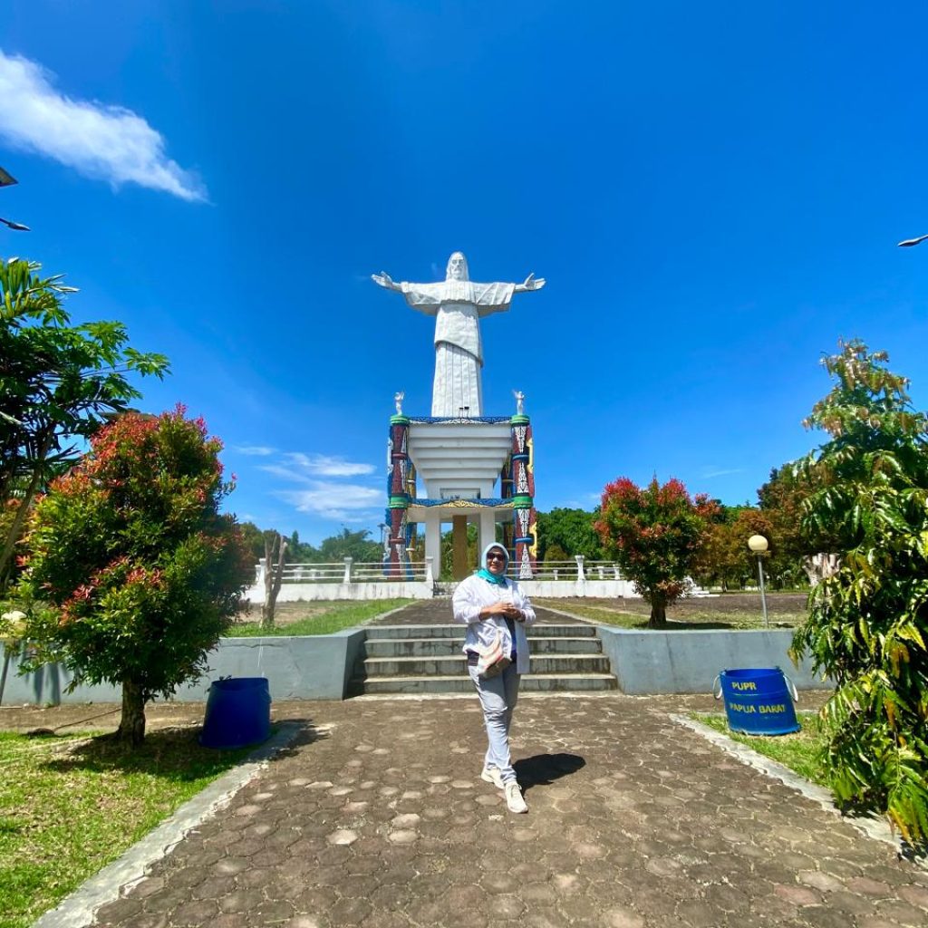 Patung Yesus di Pulau Mansinam